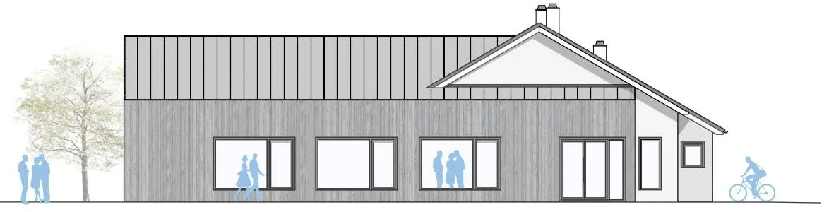 Ansicht Ost: der neue Saal mit Holzfassade, drei großen Fenstern und Zinkdach neben dem weiß verputzten Bestandsbau