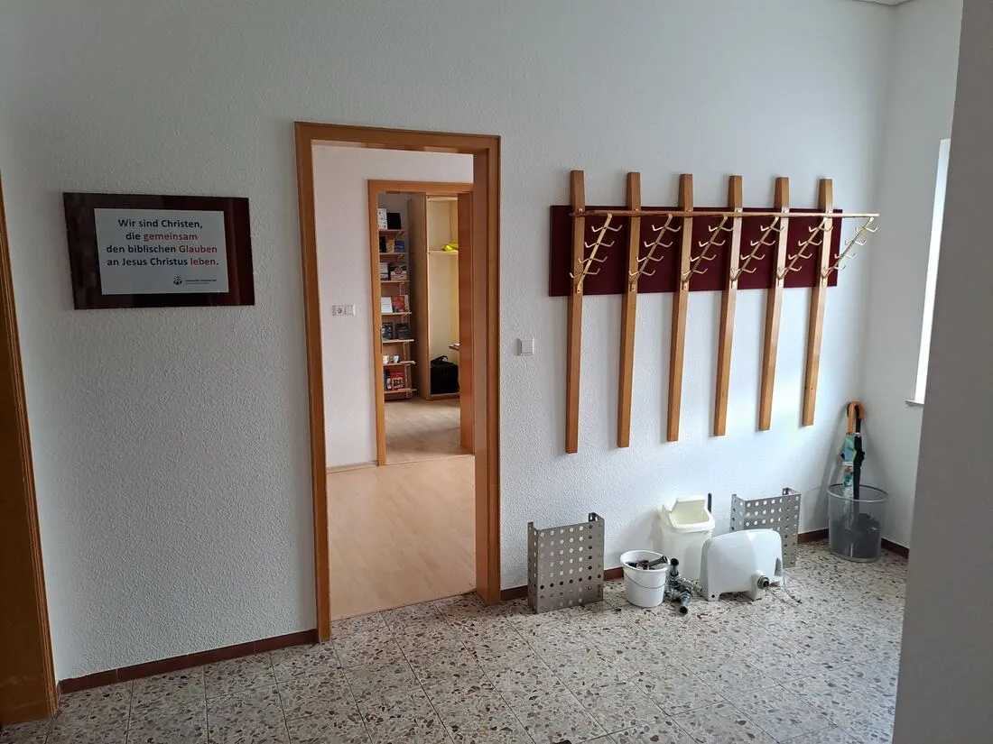 Alte Zwischenwand mit Garderobe, sie wurde entfernt