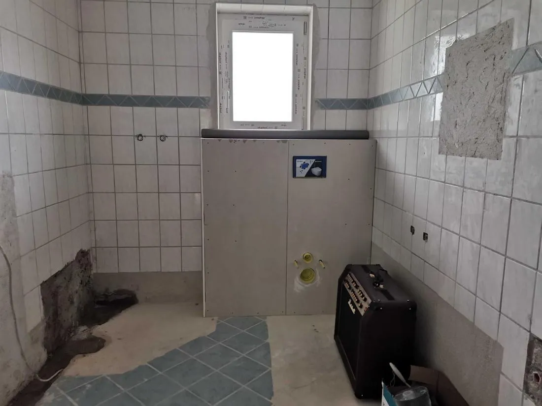 Behinderten-WC mit alten Fliesen und neuer Vorwandinstallation